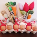 Hat tojás van a képen, apró horgolt sapkákban, amelyeknek nyuszi vagy bárány füle van. Vicces arcot rajzoltam az összes tojásra. A kép hátterében textil répák és tulipánok vannak.